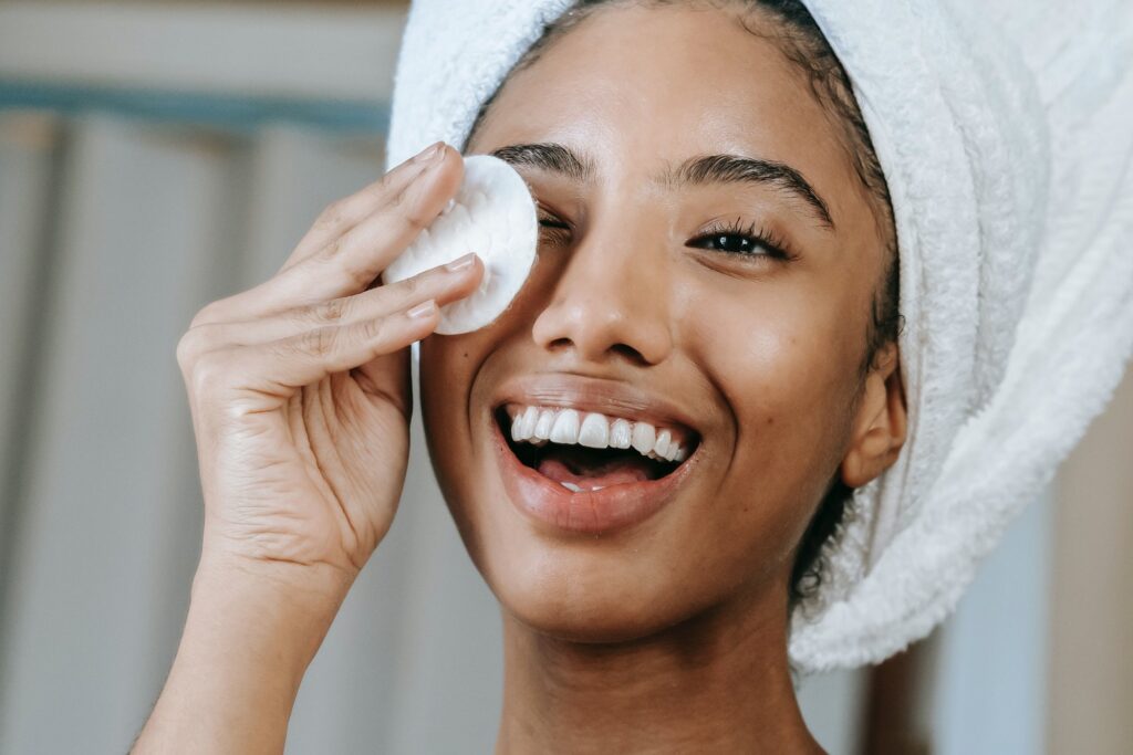 Girl uses facial cleansing pads in her skincare routine